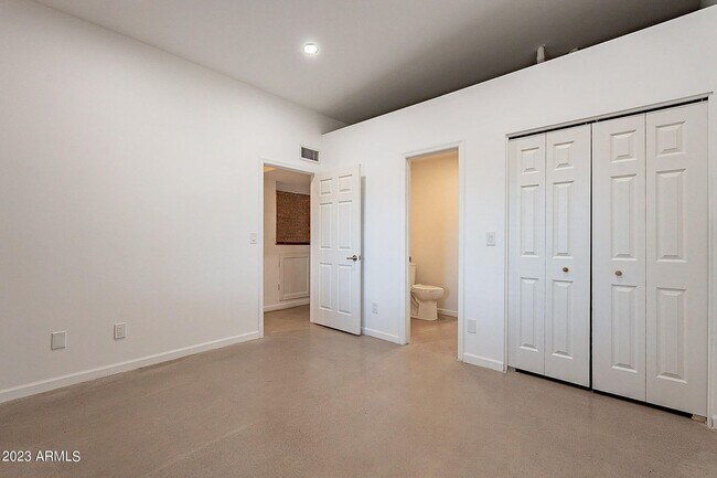 Building Photo - *BEAUTIFUL CONDO - 2br/1.5ba CONDO (44th &...
