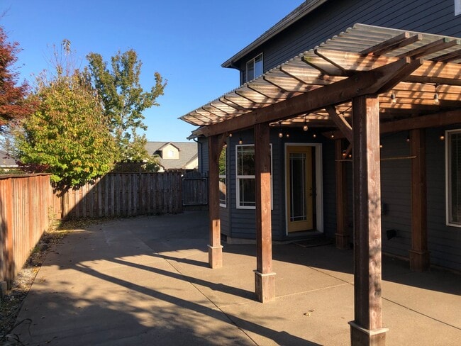 Building Photo - 2687 NW Oak Ridge Dr