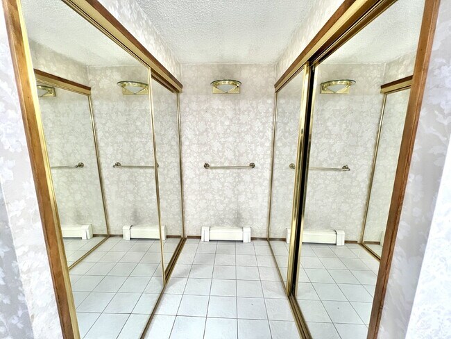 Building Photo - Spacious Living, Functional Comfort & Unbeatable Convenience