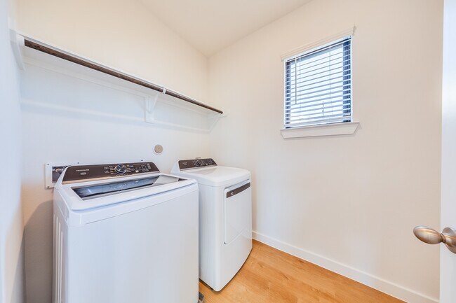 Building Photo - 3235 Home Ct