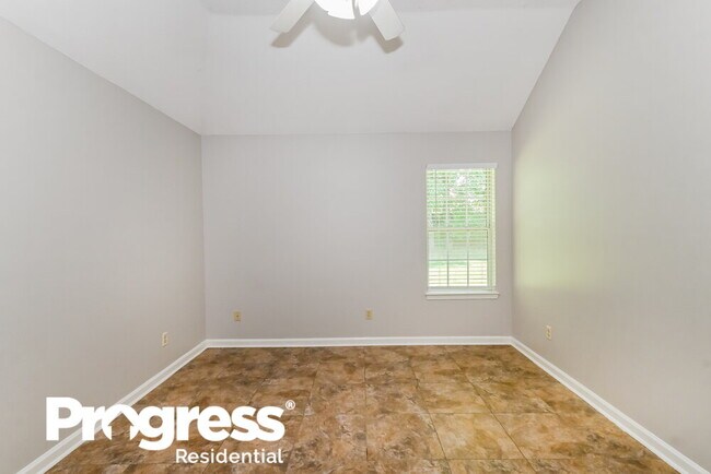 Building Photo - 4258 Ravenwood Dr N