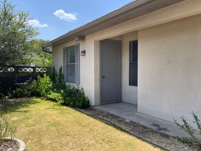 Building Photo - AVAILABLE NOW 2 BED 2 BATH TOWNHOME IN CLE...