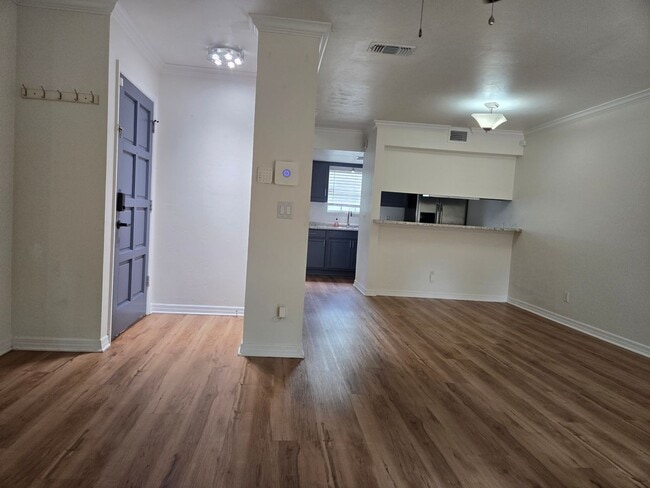 Building Photo - Spacious 2-bedroom, 1.5-bath end-unit townhouse in Carriage House