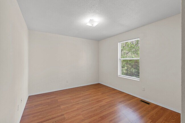 Building Photo - Charming Home In Jackson