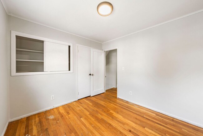 Building Photo - Spacious five bedroom home