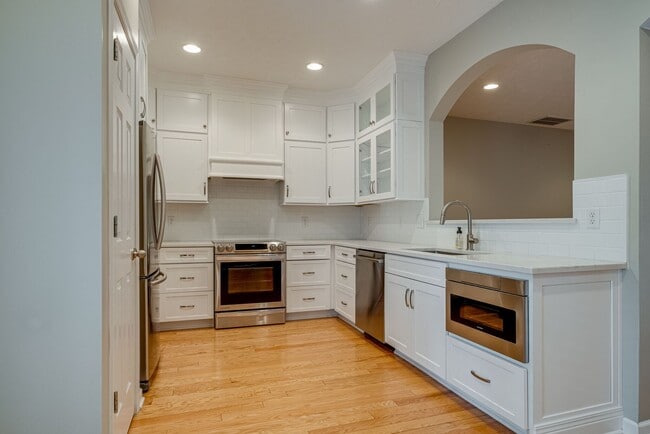 Building Photo - 3 Bed 2.5 Bath Gorgeous Townhome, Availabl...