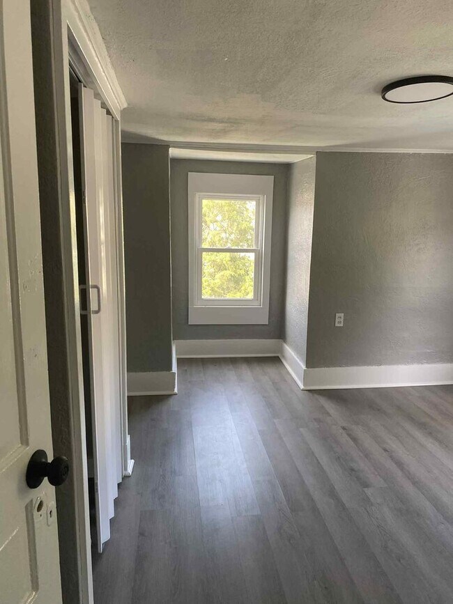 Building Photo - Newly Updated Spacious 5 bedroom 1 bathroom house for rent in Glassport!