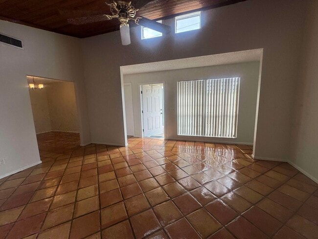 Building Photo - 1047 Manor Dr