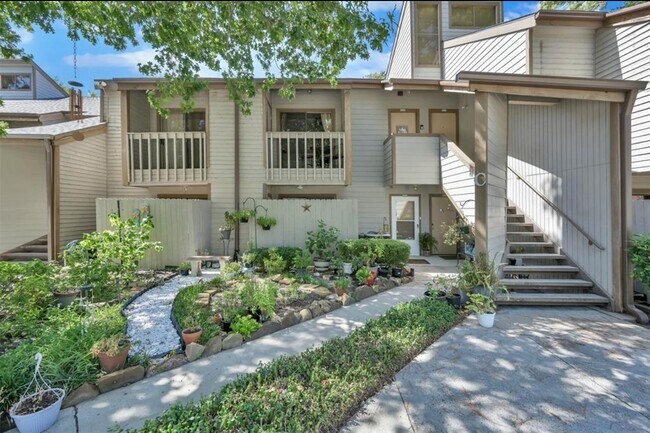 Building Photo - 3900 Aspen Dr