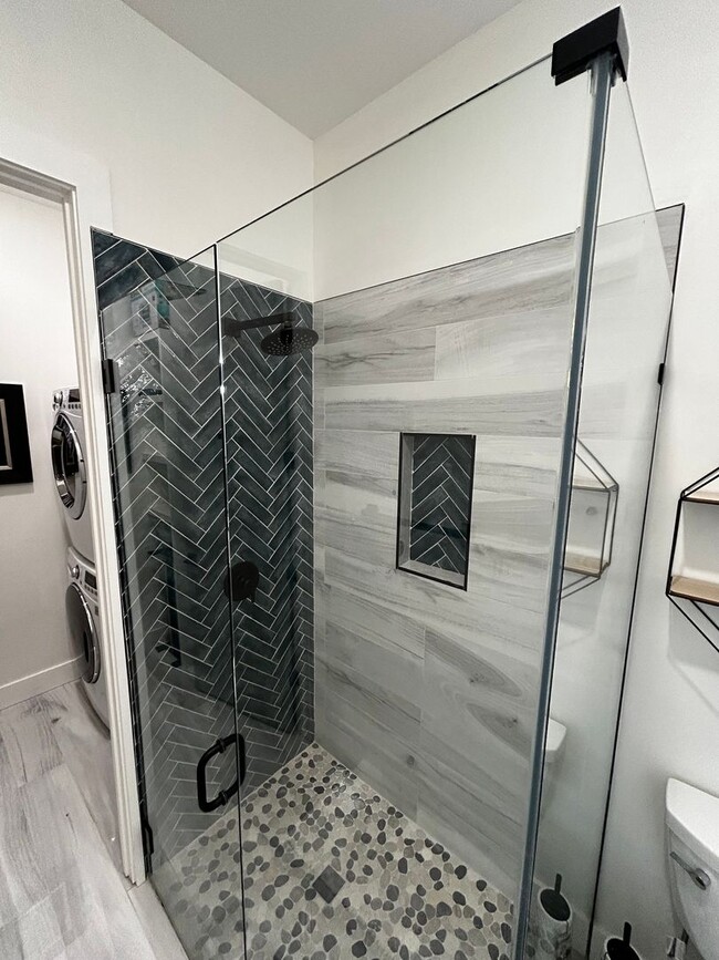 Building Photo - 1Bd/1Ba in the HEART of Midtown! FULLY FURNISHED! Perfect for travelling Nurses or Students!