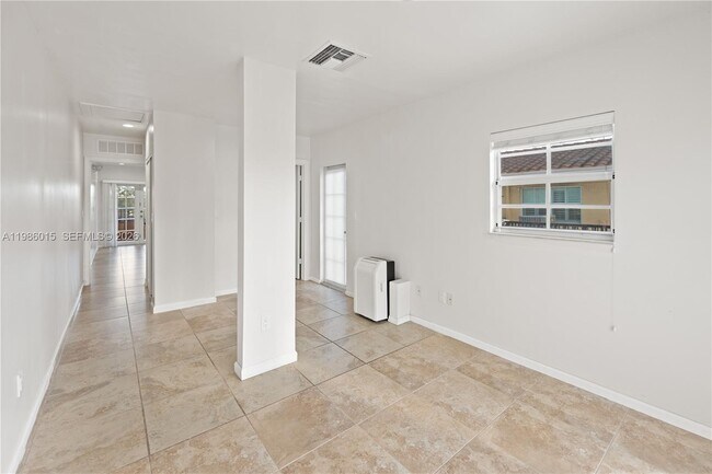 Building Photo - 819 SW 7th Ave