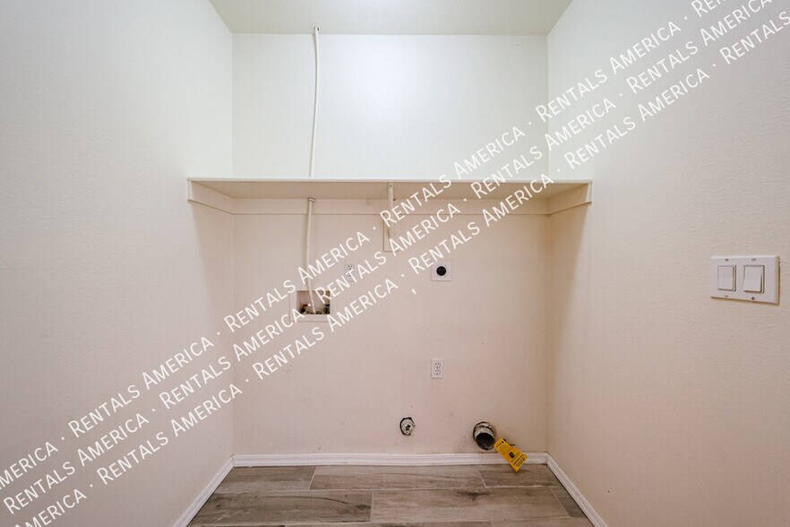 Building Photo - 2454 E Orchid Ln