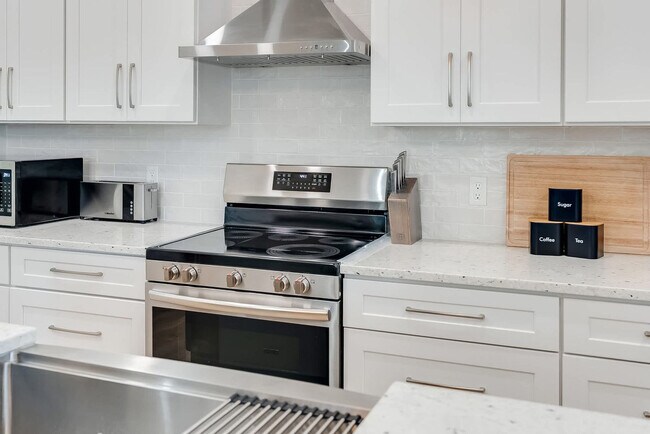 Building Photo - 223 E Lakeshore Dr