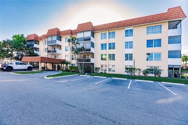 Building Photo - 4152 Inverrary Dr