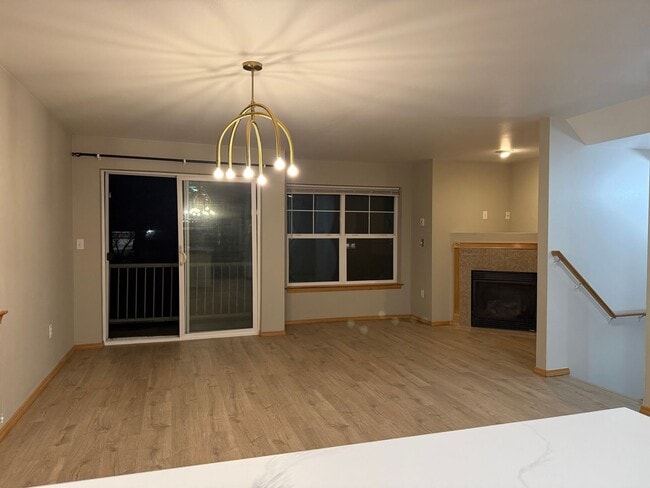 Building Photo - Updated 3 beds/ 2 bath townhome for rent!