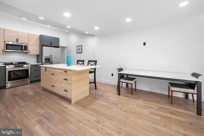 Building Photo - 758 Carpenter Ln