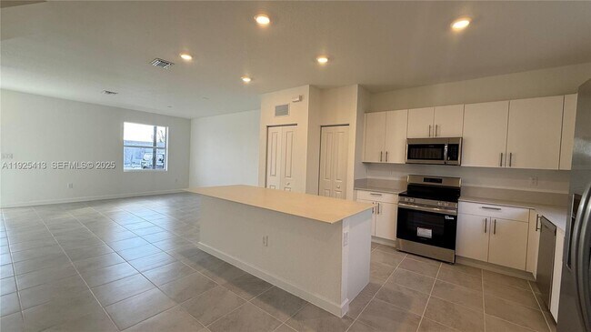 Building Photo - 1096 SE 2nd St