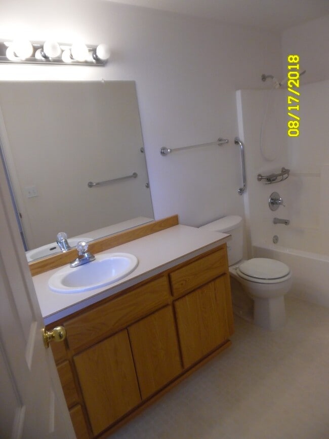 Building Photo - 565 NW Meadows Dr