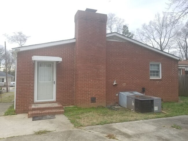 Building Photo - House for Rent