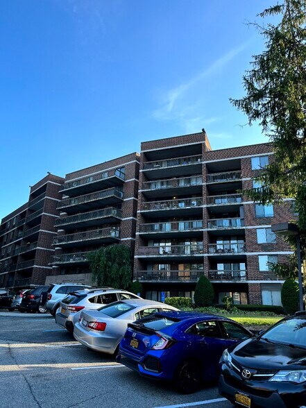 Building Photo - 1374 Midland Ave