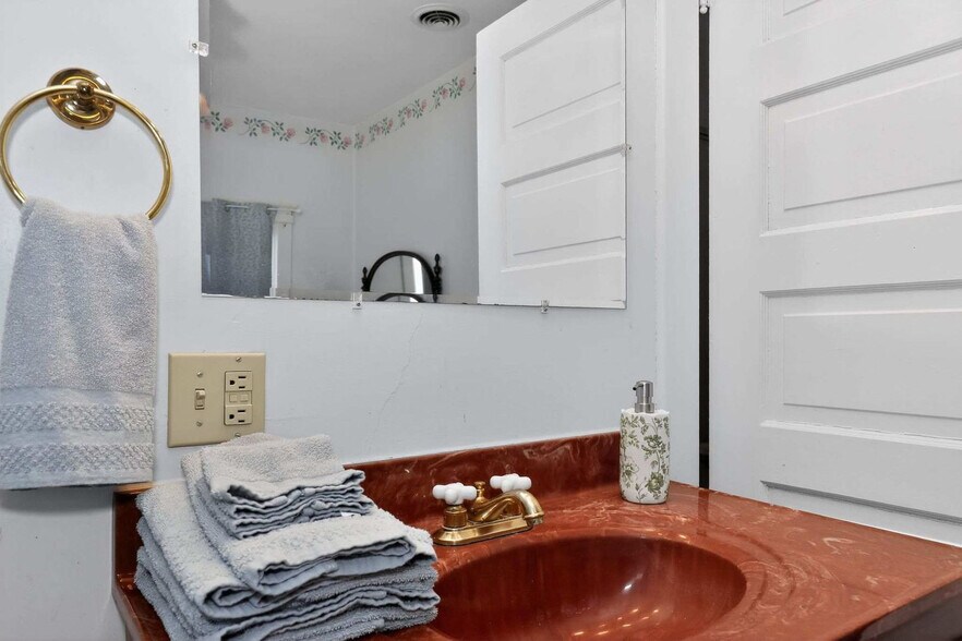 Building Photo - 420 N Gilbert St