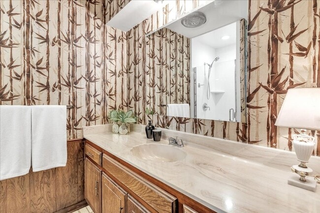 Building Photo - Adorable Yukon Home