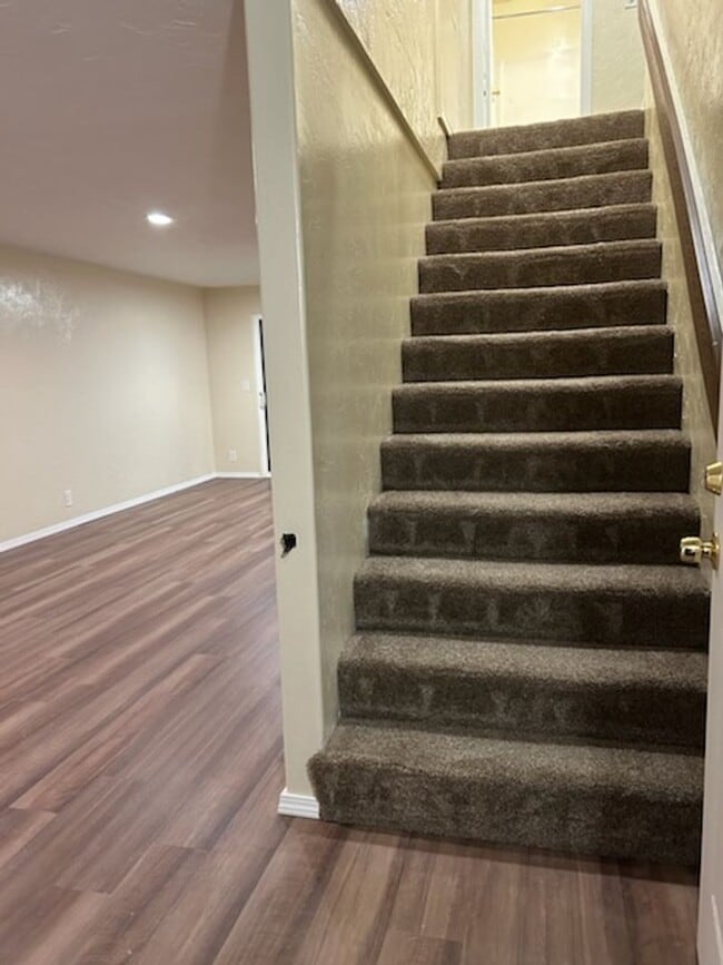 Building Photo - 2bed 1.5 bath Duplex