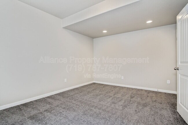 Building Photo - 2662 Shawnee Dr