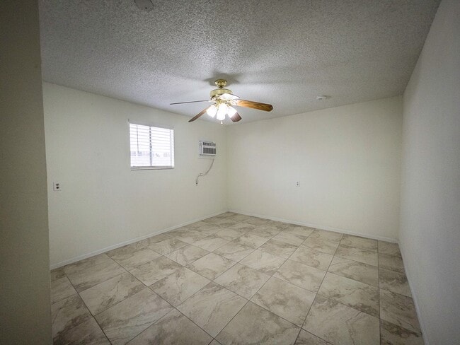 Building Photo - 1 bed and 1 bath located in Henderson!