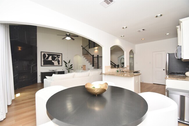 Building Photo - 24119 Via Renata Dr