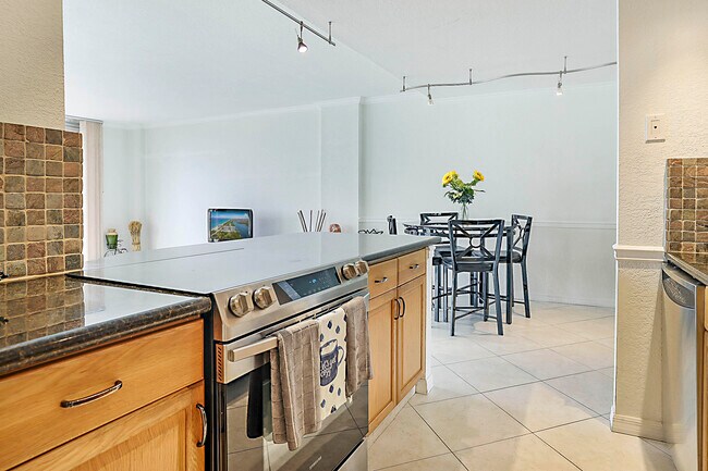 Building Photo - 2121 N Ocean Blvd