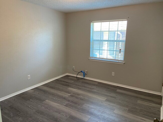 Building Photo - 701 Morning Glory Ln