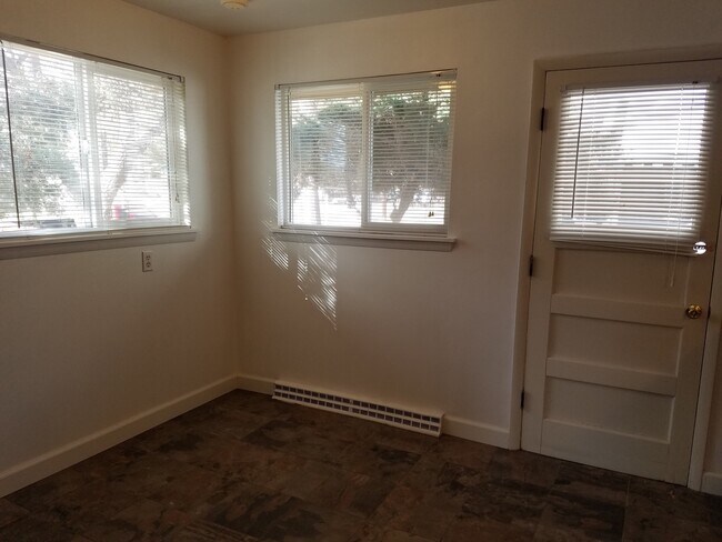 Building Photo - Triplex in Lafayette - 2 Bedroom 1 Bath End Unit
