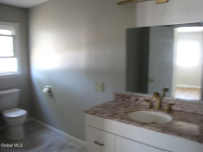 Building Photo - 10 Flicker Dr