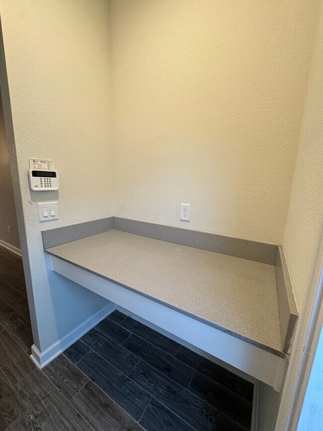 Building Photo - STOREY PARK - 3BR/2.5BA TWO STORY HOME