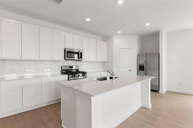 Building Photo - 13505 Harbor Pt Dr