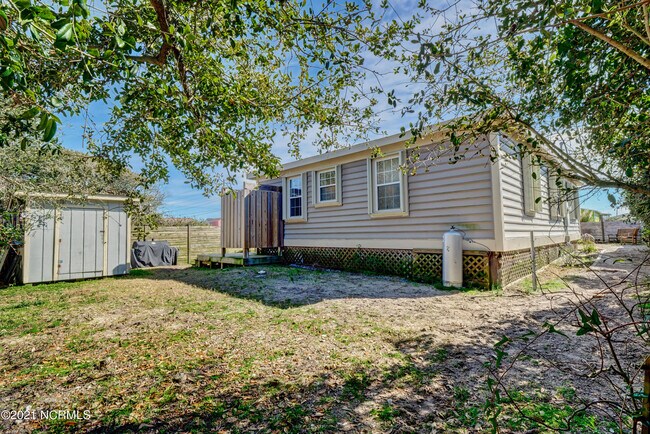 Building Photo - 2681 Island Dr