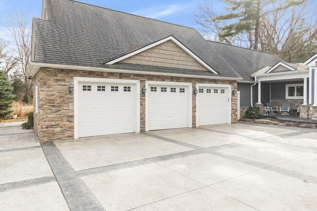 Building Photo - Stunning 5-Bed, 4.5-Bath Custom Home on Du...