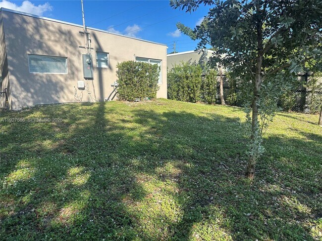 Building Photo - 2206 Simms St