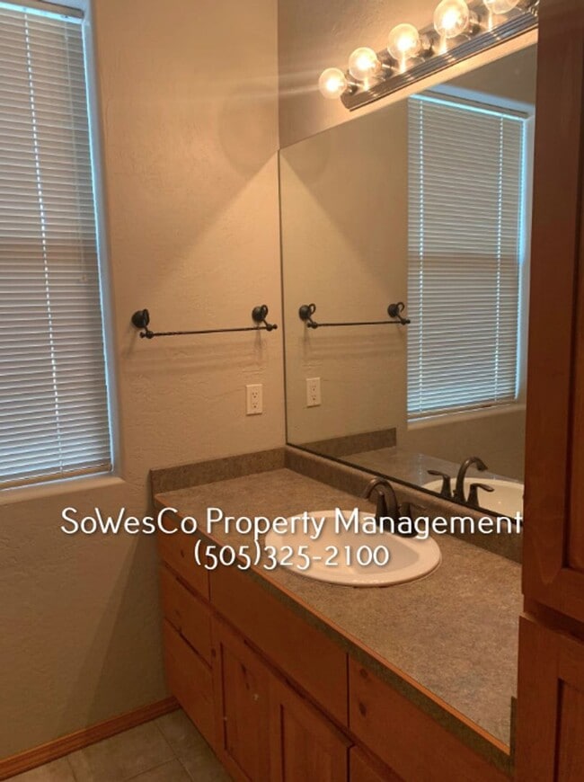 Building Photo - Large Southwest Custom Home!