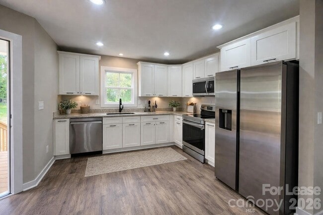 Building Photo - 626 W Bell St