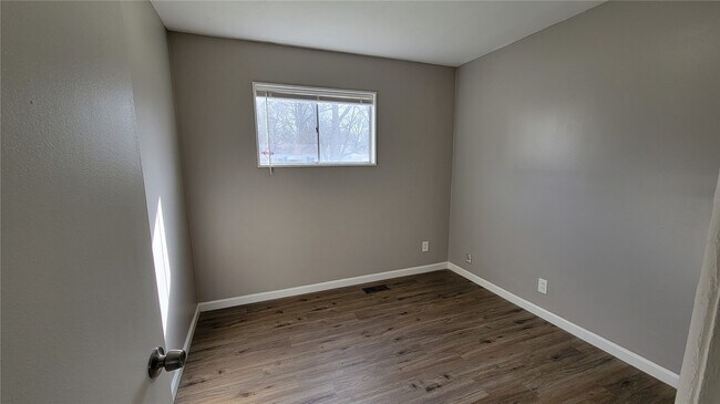 Building Photo - 227 Meadowcrest Dr