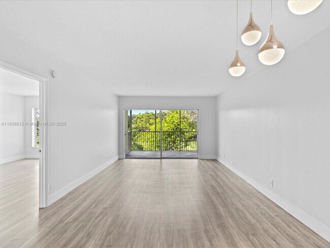 Building Photo - 3150 N Palm Aire Dr