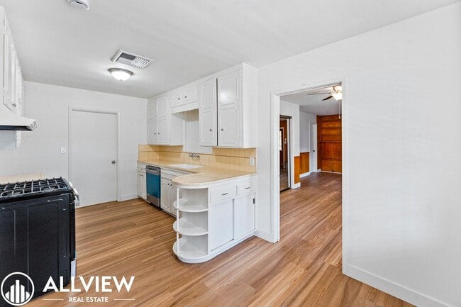 Building Photo - Stylishly Renovated Santa Ana Gem – 4-Bedr...