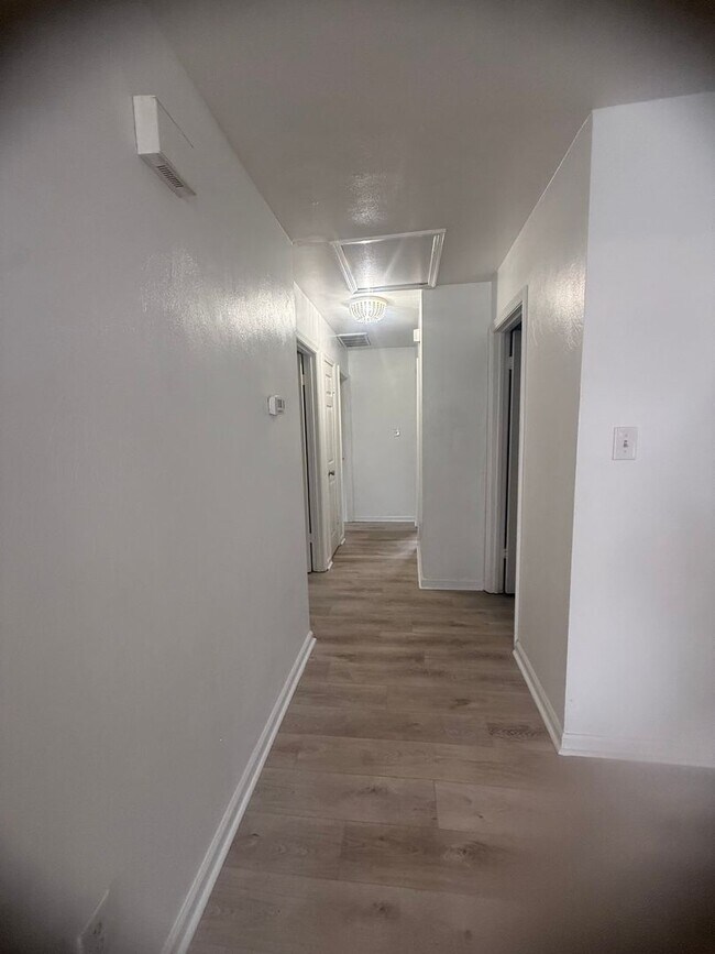 Building Photo - ASHLEY WOODS