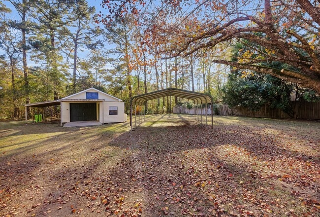 Building Photo - 220 Tree Ln