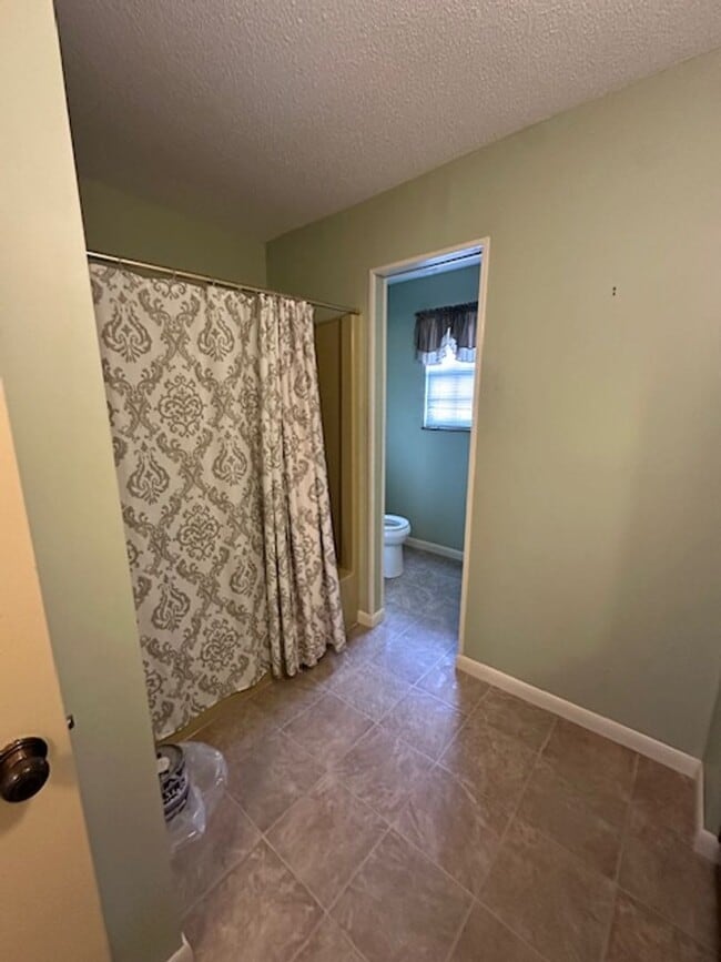 Building Photo - Maryville 37803 - 5 bedroom, 3 bath home - Contact Karen Robertson (865) 454-7626