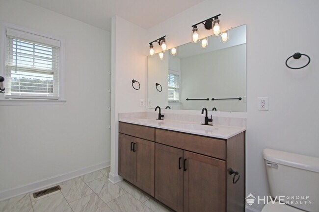 Building Photo - "Impressive 3-Bed Townhouse with Fenced in Backyard!"