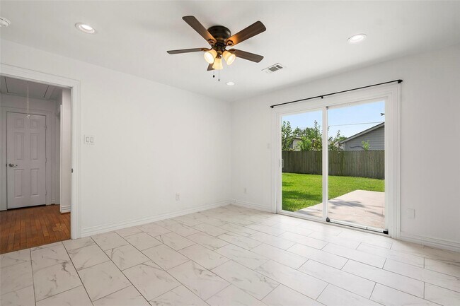 Building Photo - 706 Jerry St