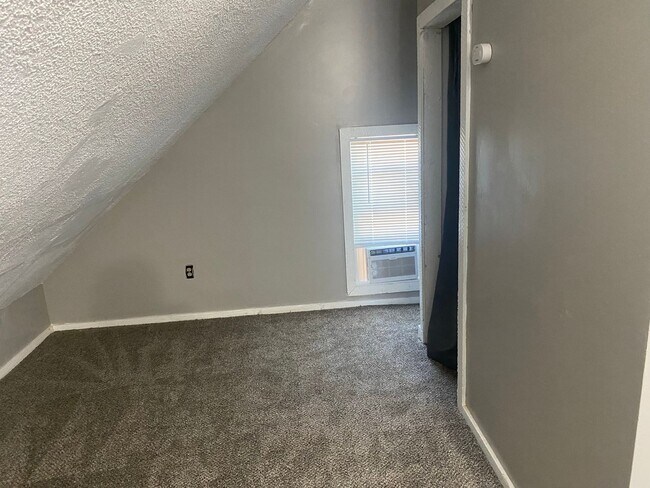 Building Photo - Very attractive 2BR 1/2 duplex